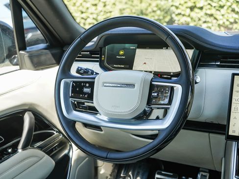 Used 2025 Land Rover Range Rover SE AWD/4WD image 15