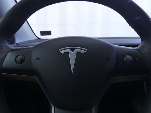 Used 2023 Tesla Model Y Long Range AWD/4WD image 18