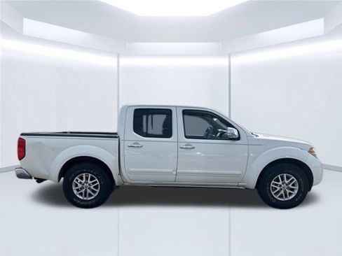 Used 2015 Nissan Frontier SV w/ SV Value Truck Package RWD image 5