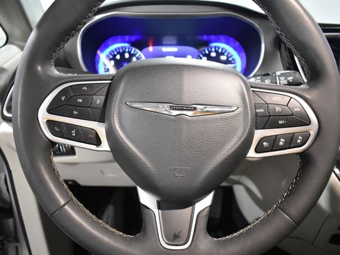 Used 2023 Chrysler Pacifica Touring-L FWD image 12