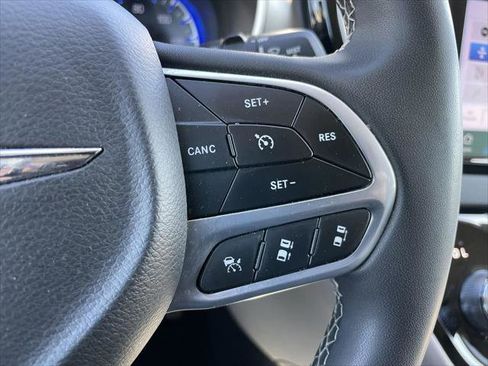Used 2023 Chrysler Pacifica Touring-L FWD image 17