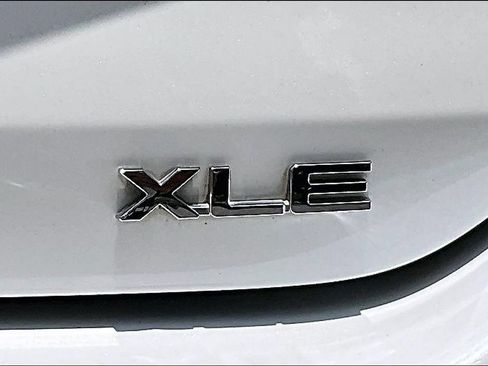 Used 2020 Toyota Highlander XLE FWD image 21