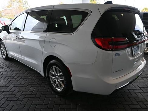 Used 2024 Chrysler Pacifica Touring-L image 3