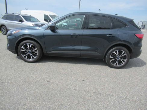 Used 2022 Ford Escape SE w/ SE Sport Appearance Package image 8