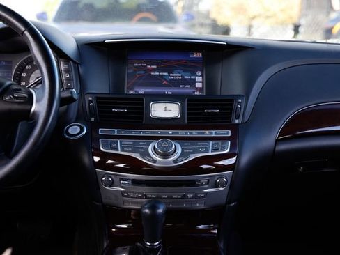 Used 2017 INFINITI Q70 3.7 image 39