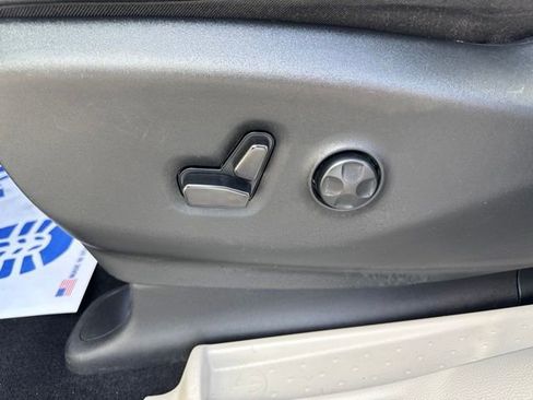 Used 2024 Chrysler Pacifica Touring-L FWD image 16