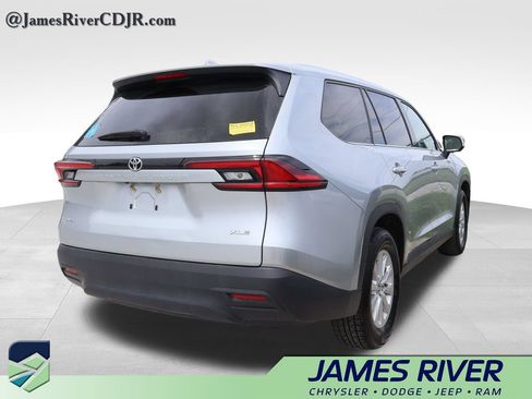 Used 2025 Toyota Grand Highlander AWD image 12
