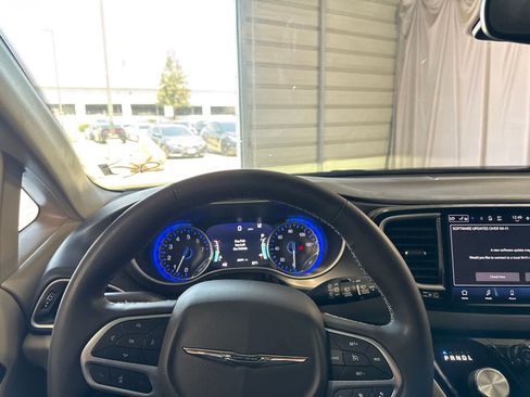 Used 2023 Chrysler Pacifica Touring-L FWD image 23