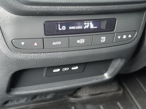Used 2025 Honda Pilot EX-L image 9