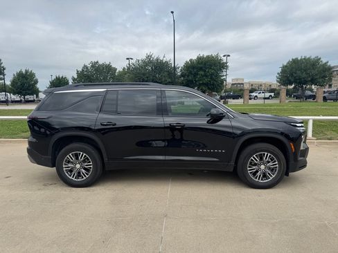 Used 2025 Chevrolet Traverse LT w/ Driver Confidence Package FWD image 3