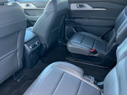 Used 2025 Ford Explorer Active AWD/4WD image 9