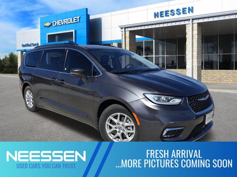 Used 2022 Chrysler Pacifica Touring-L image 1