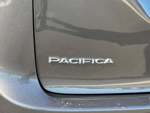 Used 2023 Chrysler Pacifica Touring-L FWD image 32