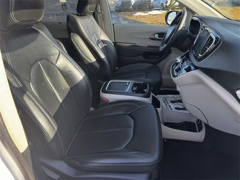 Certified 2024 Chrysler Pacifica Touring-L image 14