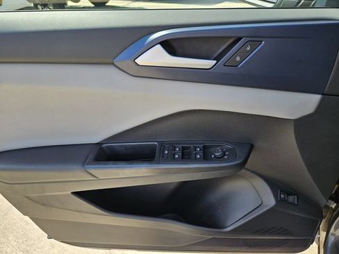 Used 2022 Volkswagen Taos SE FWD image 12