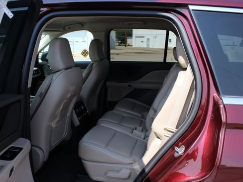 Used 2021 Lincoln Aviator AWD image 18