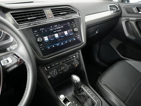 Used 2021 Volkswagen Tiguan SE w/ Panoramic Sunroof Package image 18