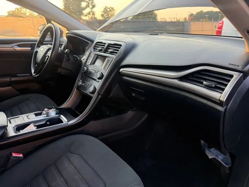 Used 2017 Ford Fusion SE FWD image 19