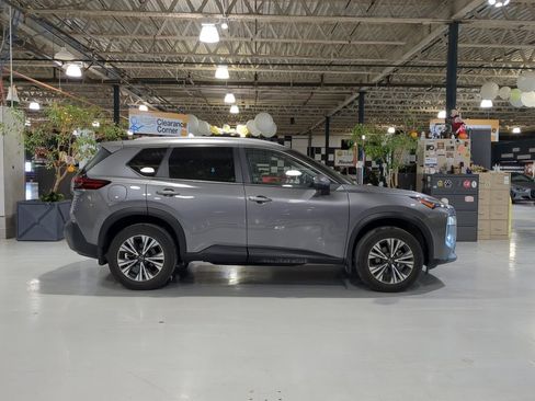 Used 2022 Nissan Rogue SV w/ SV Premium Package image 6