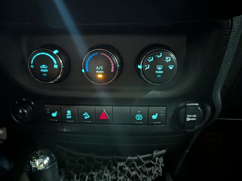 Used 2018 Jeep Wrangler Unlimited Sahara AWD/4WD image 18