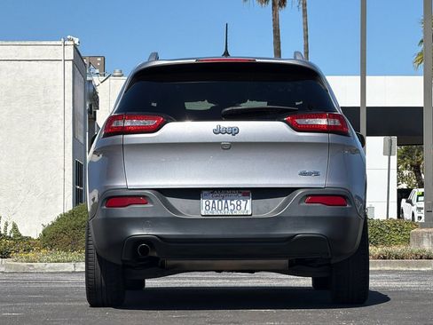 Used 2018 Jeep Cherokee Latitude FWD image 5