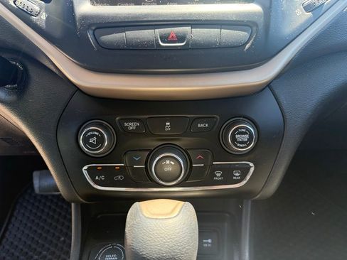 Used 2014 Jeep Cherokee Latitude w/ Cold Weather Group AWD/4WD image 37