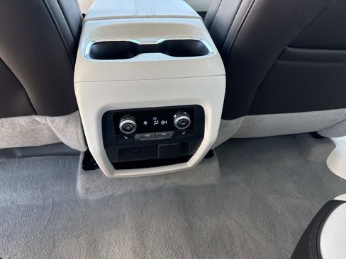 Used 2024 GMC Acadia Denali image 16