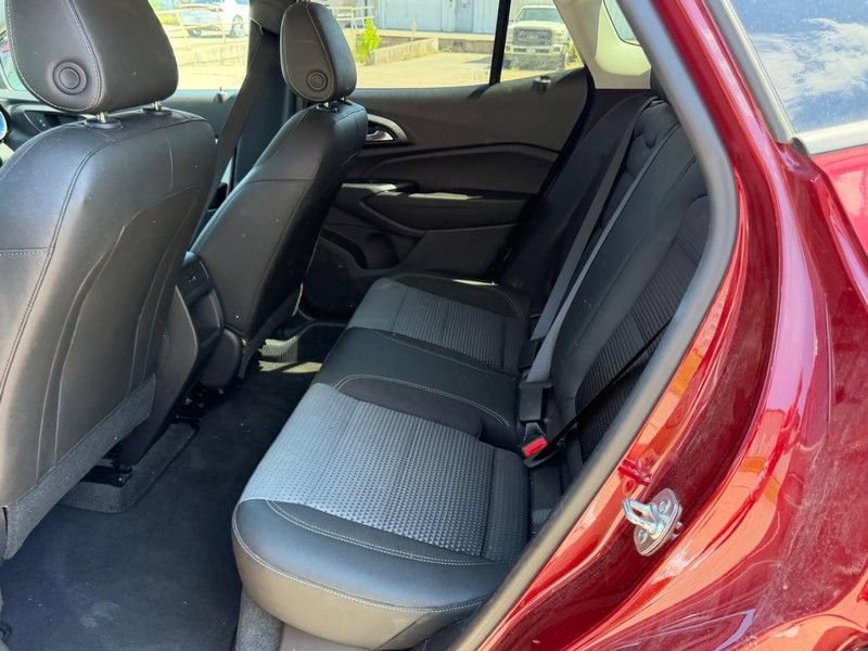 Used 2025 Chevrolet Trax LT FWD image 7