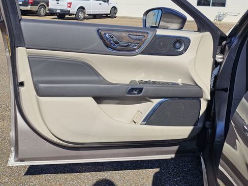 Used 2019 Lincoln Continental Reserve image 14