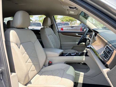 Used 2024 Volkswagen Atlas SE w/ Black Wheel Package FWD image 30