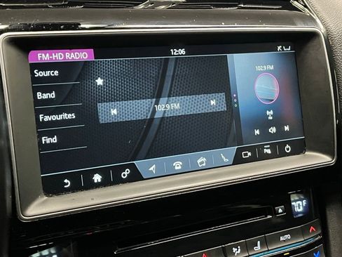 Used 2017 Jaguar F-PACE Prestige image 24