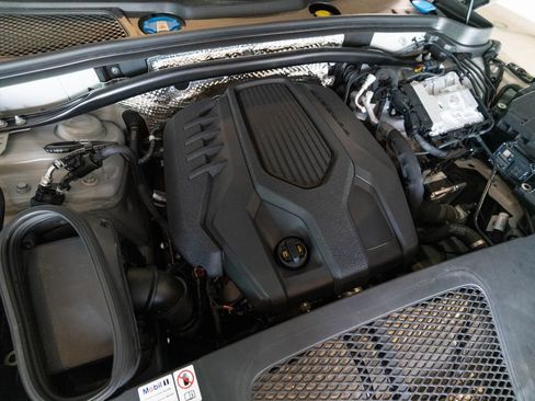 Certified 2025 Porsche Macan AWD/4WD image 42