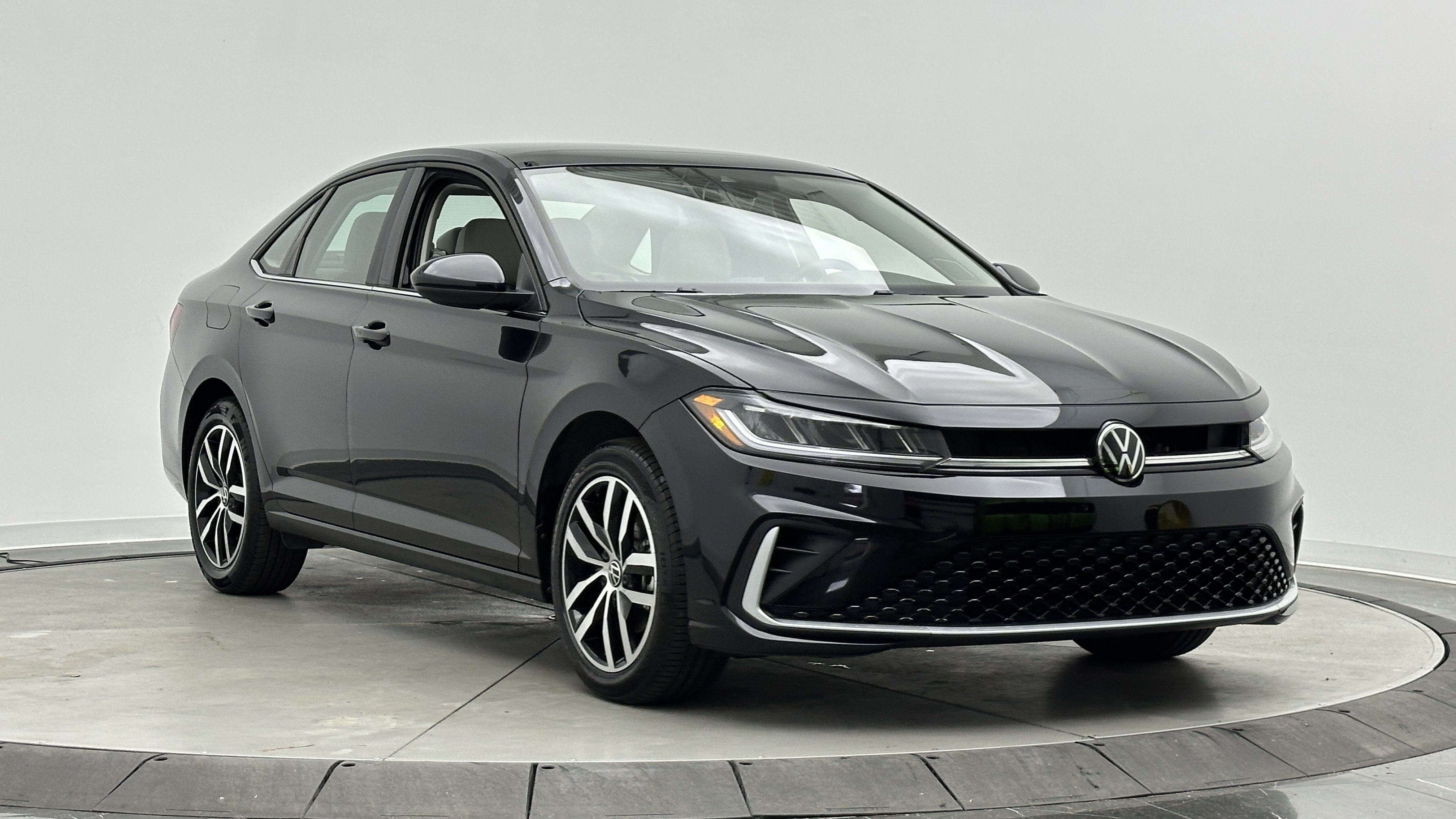 Used 2026 Volkswagen Jetta SE FWD image 3