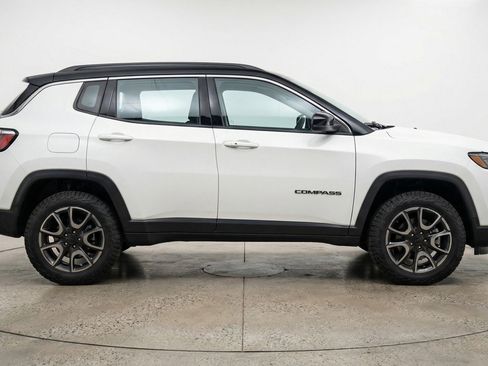 Used 2025 Jeep Compass Trailhawk AWD/4WD image 11