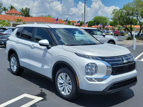 New 2026 Mitsubishi Outlander ES FWD image 3