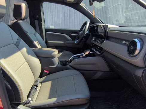 Used 2025 Chevrolet Colorado ZR2 w/ Technology Package image 31