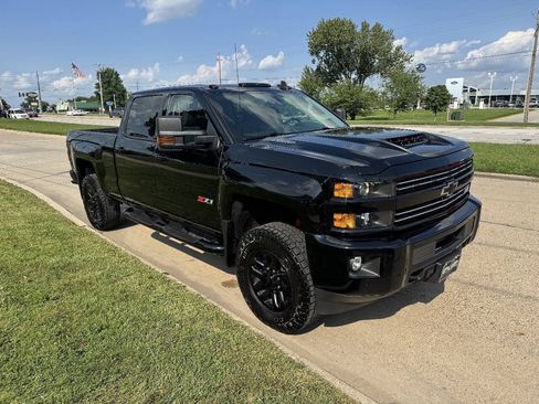 Used 2019 Chevrolet Silverado 2500 LT w/ Midnight Edition AWD/4WD image 7