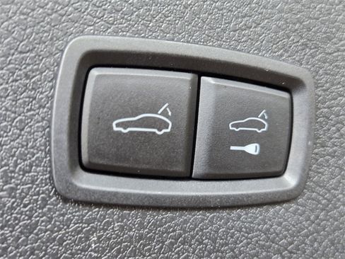 Used 2025 Porsche Macan image 19