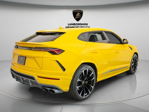 Used 2022 Lamborghini Urus AWD/4WD image 6