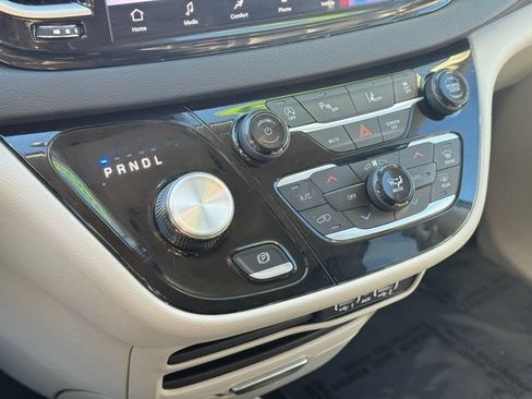 Used 2023 Chrysler Pacifica Touring-L FWD image 30
