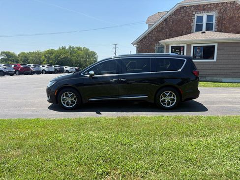 Used 2017 Chrysler Pacifica Limited w/ UConnect Theater Package FWD image 2