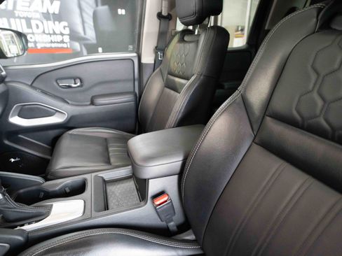 Used 2023 Nissan Frontier SV w/ SV Premium Package AWD/4WD image 10