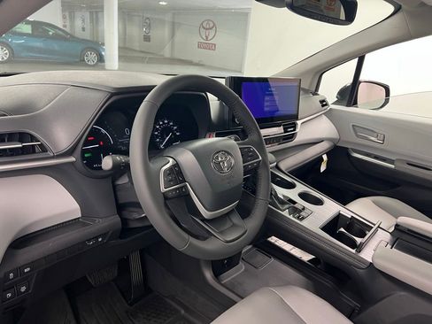 Used 2026 Toyota Sienna XLE FWD image 9