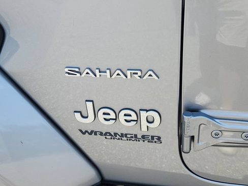 Used 2018 Jeep Wrangler Unlimited Sahara w/ Dual Top Group AWD/4WD image 30
