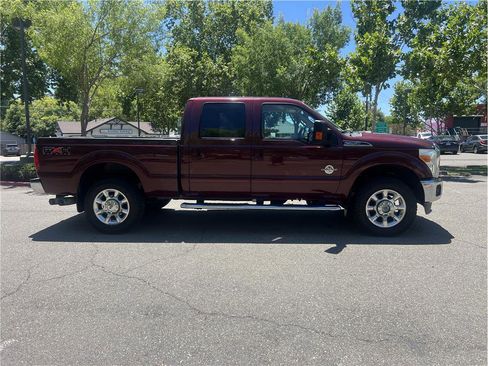 Used 2011 Ford F250 Lariat w/ Lariat Interior Pkg AWD/4WD image 4