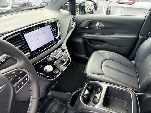 Used 2026 Chrysler Pacifica Select image 26