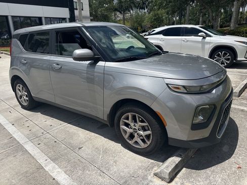 Used 2022 Kia Soul LX w/ Technology Package FWD image 2