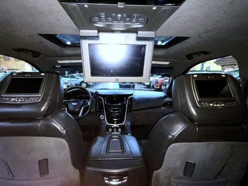 Used 2017 Cadillac Escalade Platinum image 22