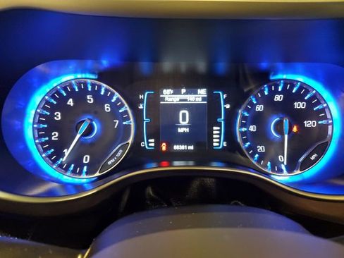 Used 2017 Chrysler Pacifica Touring FWD image 17