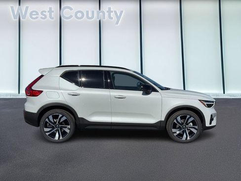 New 2026 Volvo XC40 B5 Ultra w/ Climate Package image 2